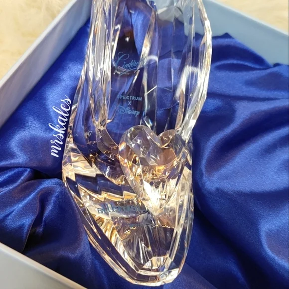 Cinderella Glass Slipper Brush Storage - Picture 10 of 16